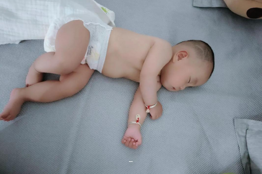 那曲宝宝多久会抬头